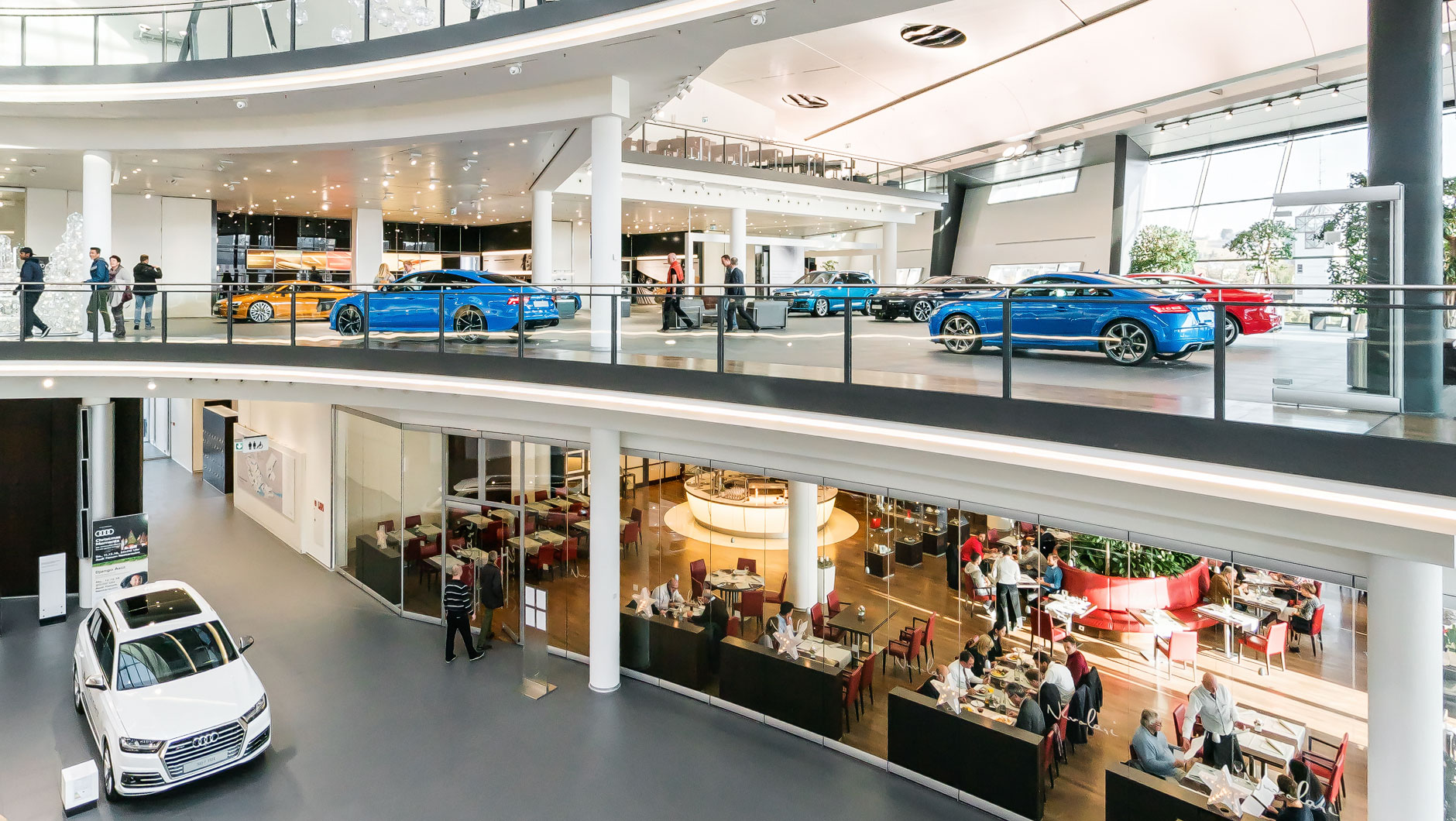 Fahrzeugausstellung im Audi Forum Neckarsulm mit verschiedenen aktuellen Fahrzeugmodellen. Im Erdgeschoss befindet sich das exklusive Restaurant NUVOLARI.