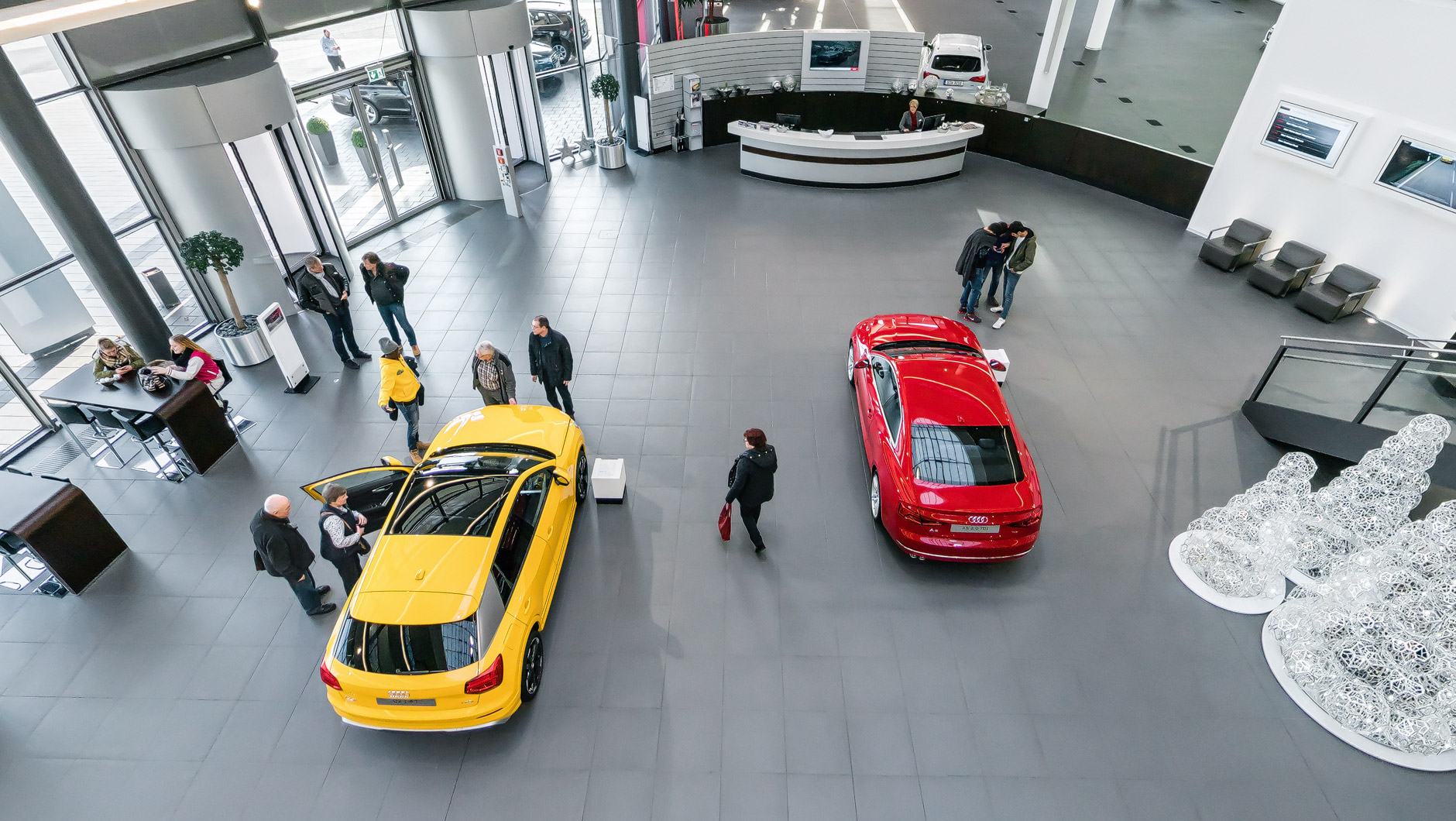 Fahrzeug-Ausstellung im Erdgeschoss des Audi Forum Neckarsulm. Verschiedene aktuelle Modelle.