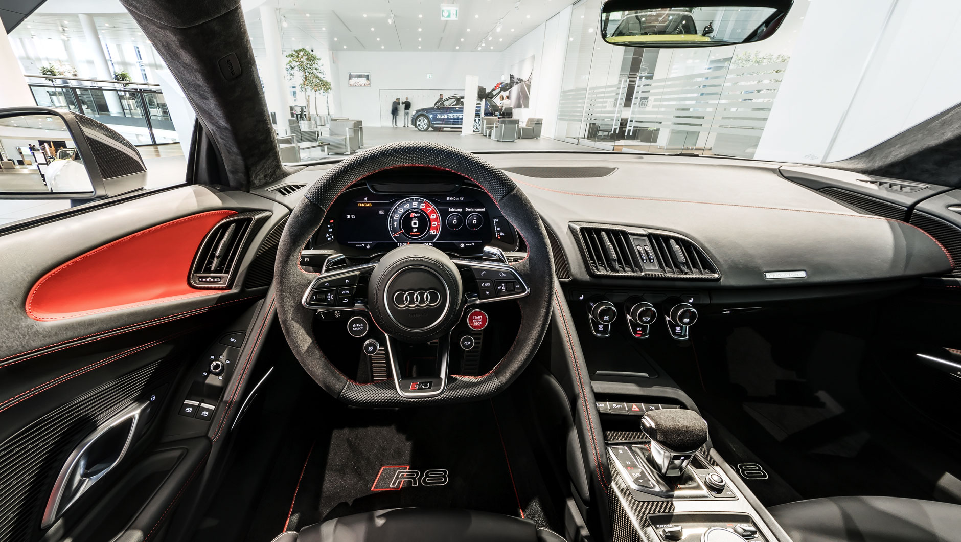 Innenraum / Interior eines Audi R8 V10 plus Coupé mit Dachhimmel in Alcantara mit Rautensteppung.