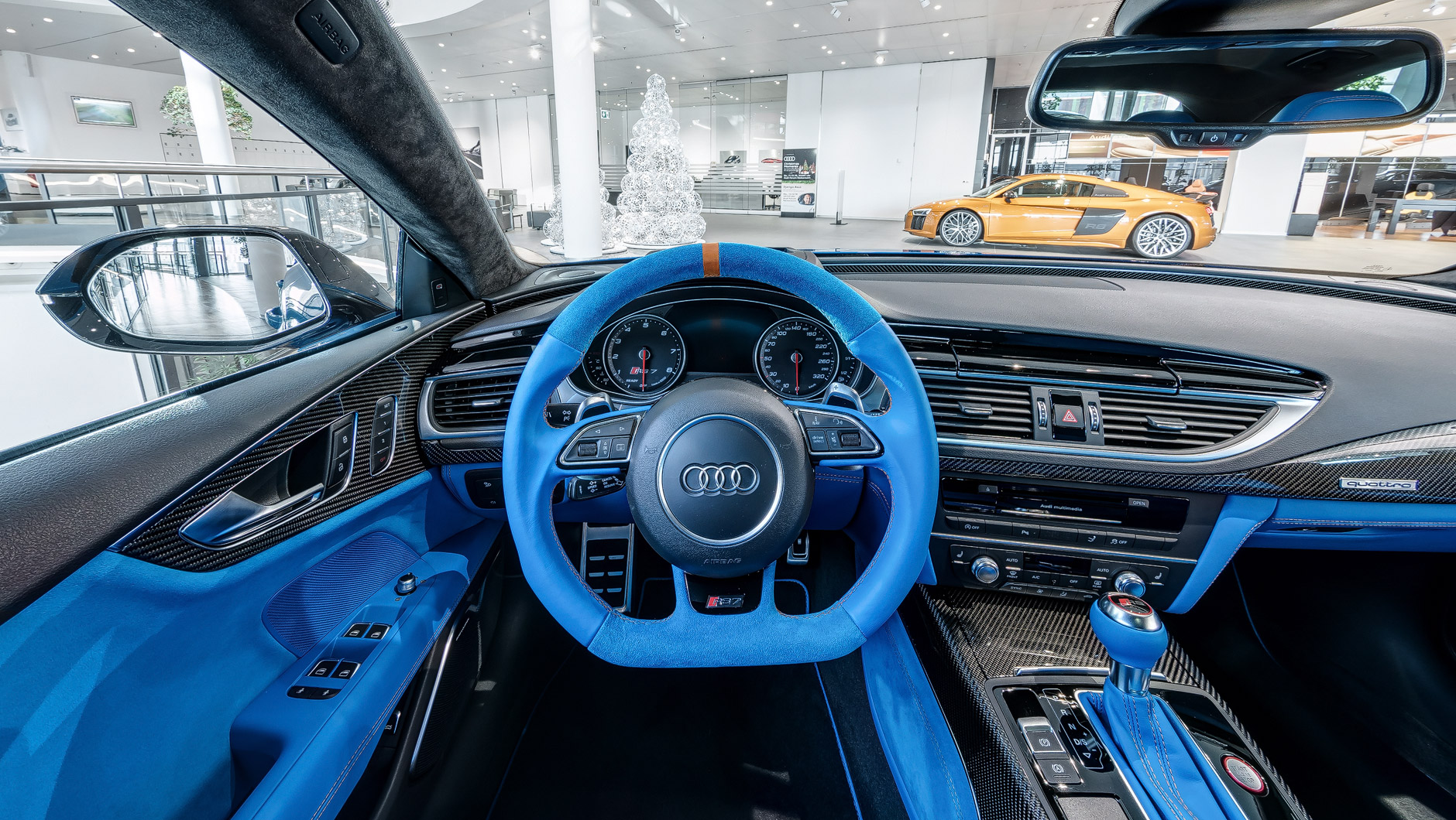 Autoinnenraum / Interior eines Audi RS7 Sportwagen. Exklusive Ausstattung in Voodoo Blue. Das Auto steht im Obergeschoss des Audi Forums.