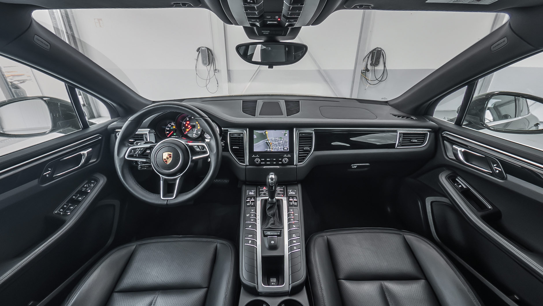 360-Grad-Bild vom Innenraum eines Porsche Macan S