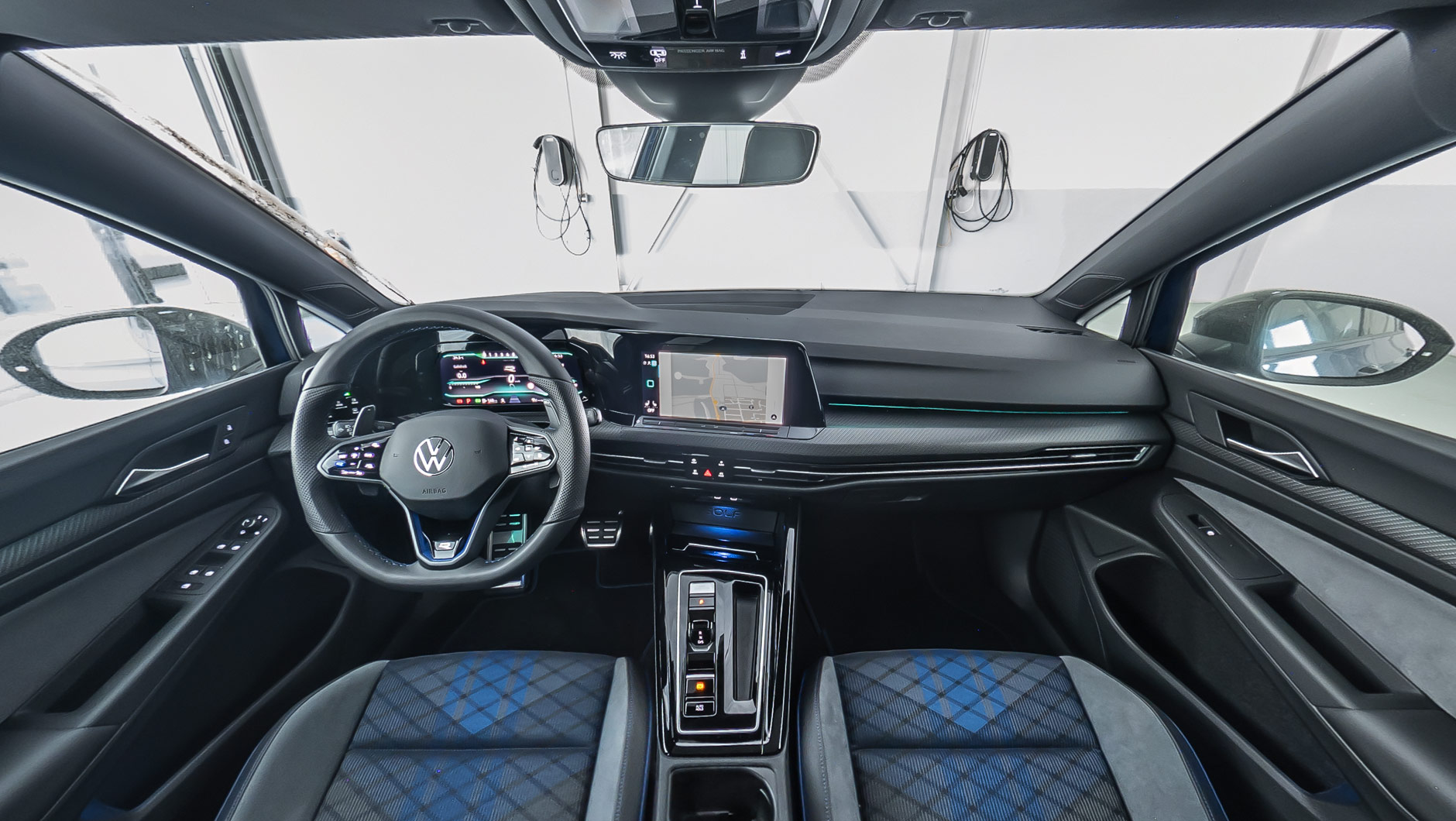 Autoinnenraum-Ansicht von einem Volkswagen Golf R