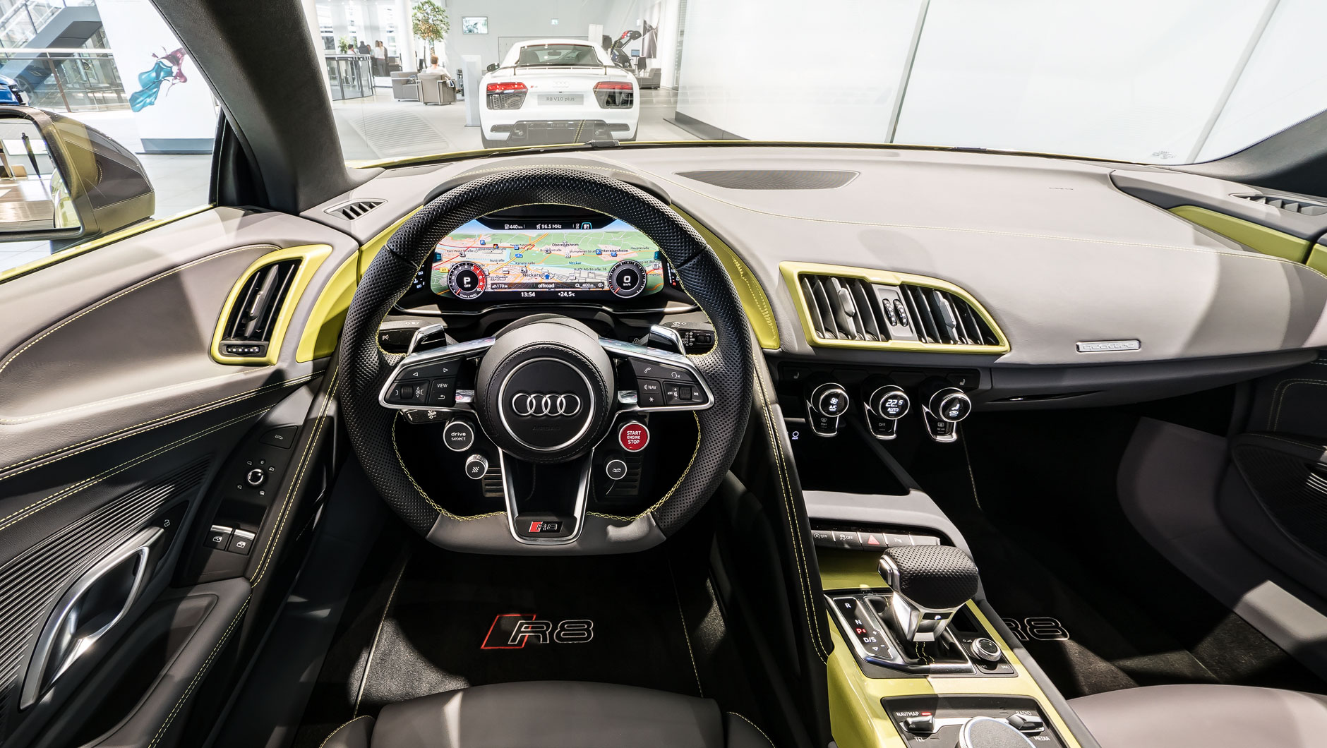 Innenraum / Interior eines Audi Spyder V10 mit Luftausströmer und Dekoreinlagen in Wagenfarbe sowie Lederausstattung in Leder Feinnappa mit Rautensteppung