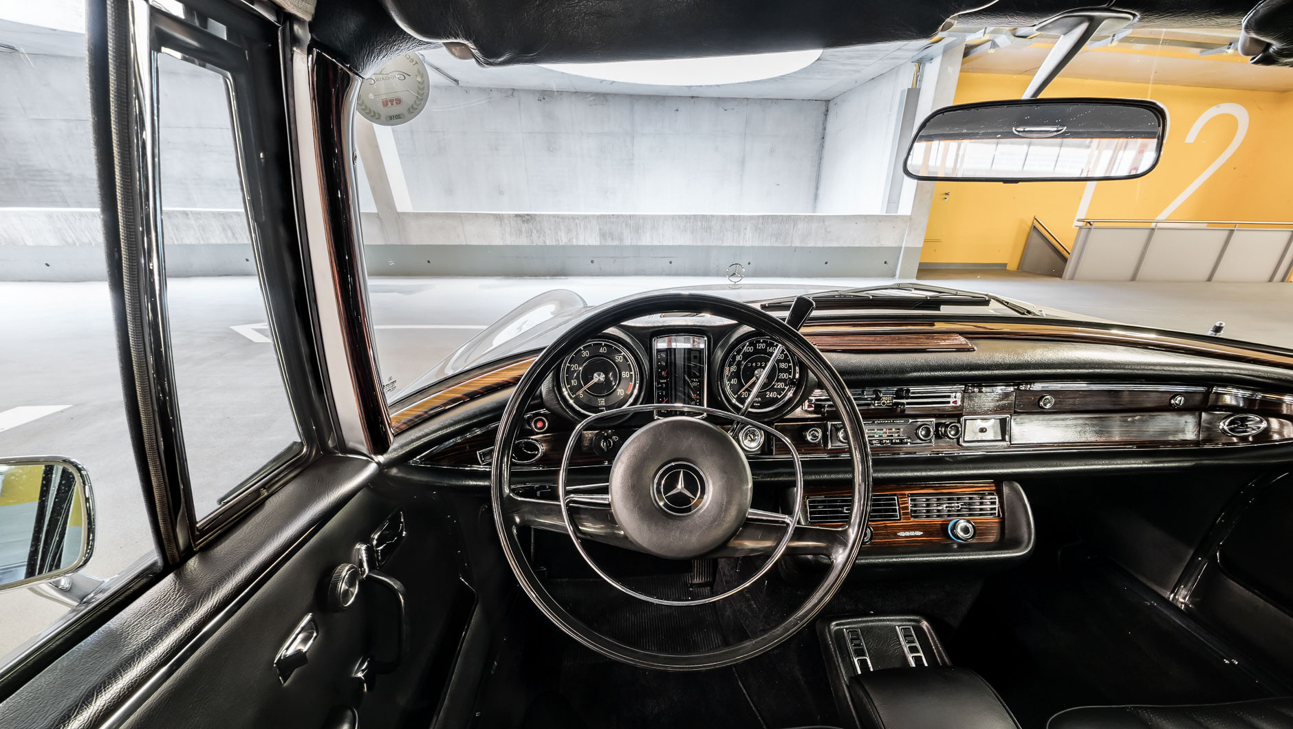 Autoinnenraum / Interior eines Mercedes-Benz W 111 280 SE 3,5 Cabriolet. Der Wagen steht im Parkhaus des Mercedes Benz Museum in Stuttgart