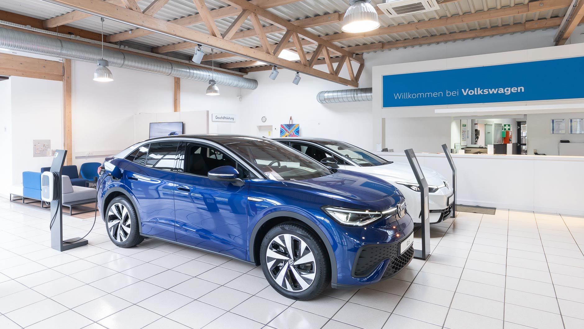 Showroom eines Volkswagen-Autohauses. ID.5